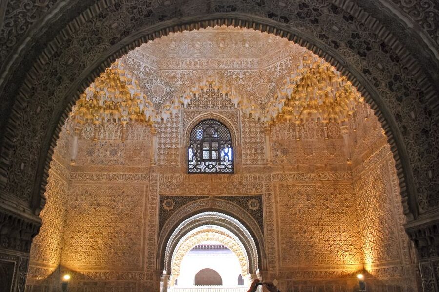 Granada: Alhambra, Nasrid, and Generalife Private Tour - Generalife Gardens: The Summer Palace Mood
