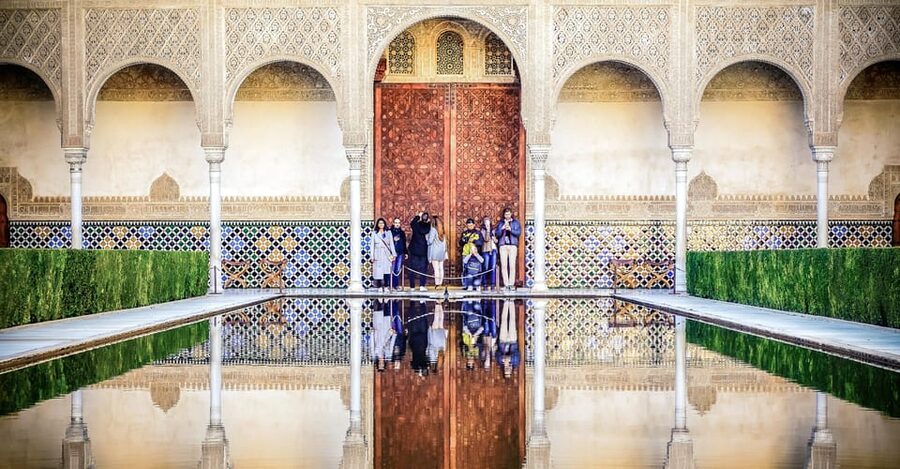 Granada: Alhambra & Nasrid Palaces Small Group Guided Tour - Your 3-Hour Route: Generalife Gardens to Nasrid Palaces
