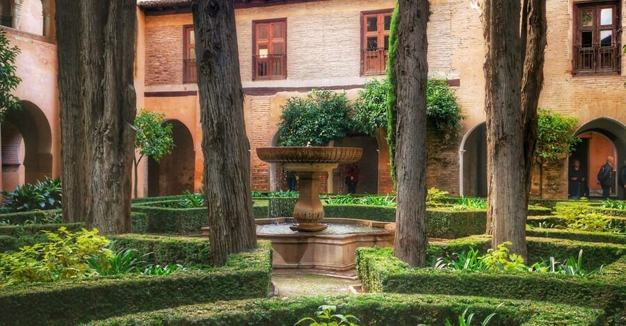 Granada: Alhambra & Nasrid Palaces Small Group Guided Tour - Generalife Gardens and Palace: A Calm Reset Before the Palaces