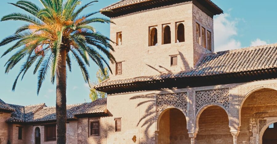 Granada: Alhambra & Nasrid Palaces Small Group Guided Tour - How the Guide Turns Art and Architecture Into a Story