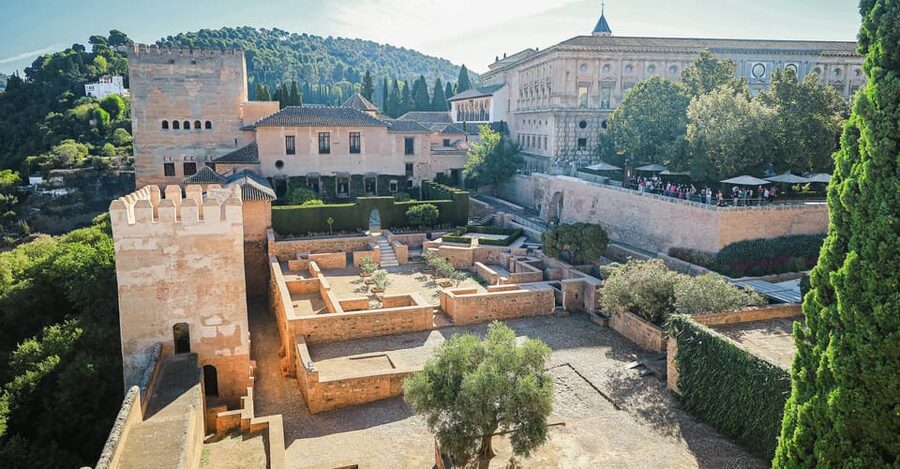 Granada: Alhambra & Nasrid Palaces Small Group Guided Tour - Pace, Photo Breaks, and Views Over Granada
