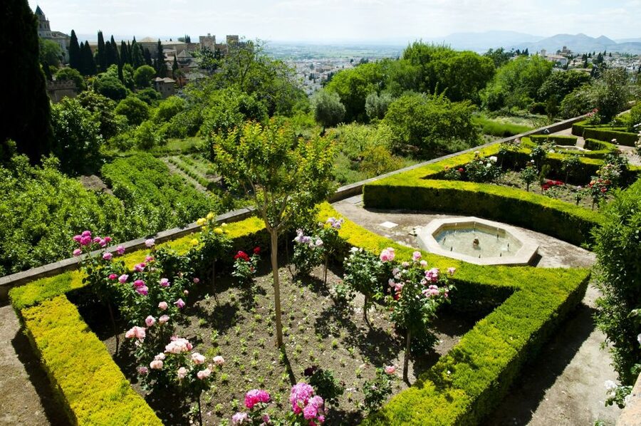 Granada: Alhambra Palace Guided Tour - Skipping the ticket line and getting oriented with an official guide