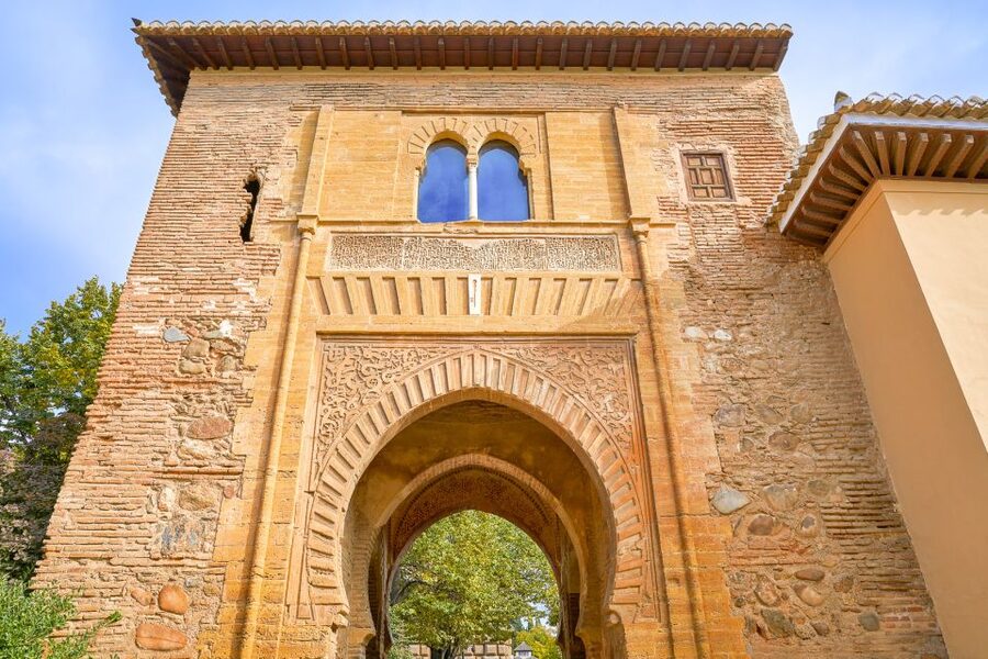 Granada: Alhambra Small Group Tour with Nasrid Palaces - Meeting at the Generalife Access Area and Finding Your Guide