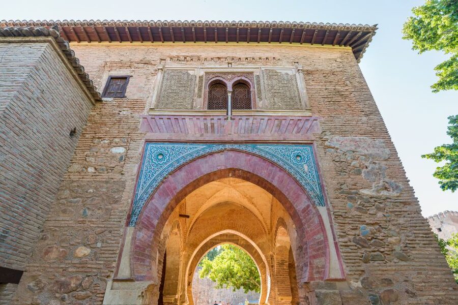 Granada: Alhambra Ticket and Guided Tour with Nasrid Palaces - Generalife Palace and Gardens: the calm section that anchors the visit