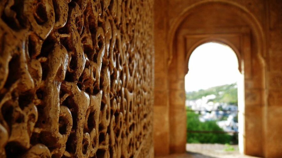 Granada: Fast-Track Alhambra & Nasrid Palaces Guided Tour - Meeting up in Granada: pickup, meet points, and drop-offs