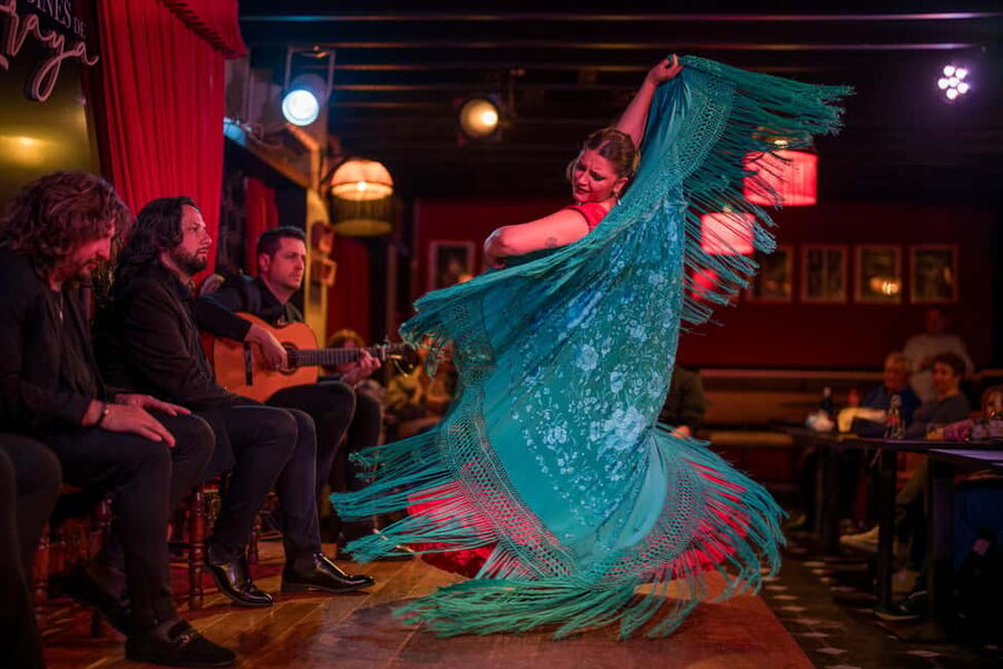 Granada: Flamenco Show with Dinner at Jardines de Zoraya - Dinner and flamenco in the Albaycín, not a generic show night