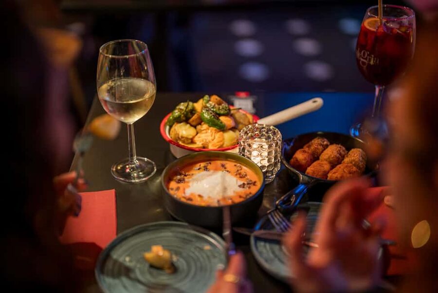 Granada: Flamenco Show with Dinner at Jardines de Zoraya - The flamenco theatre experience, and how to get the best view