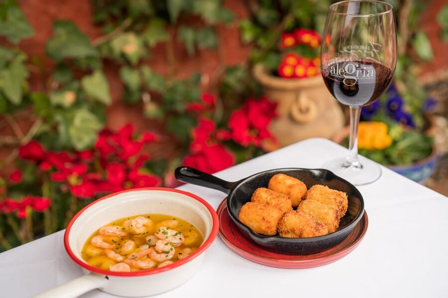 Granada: Flamenco Show with Dinner at Jardines de Zoraya - Where dinner happens, and what that changes about the night