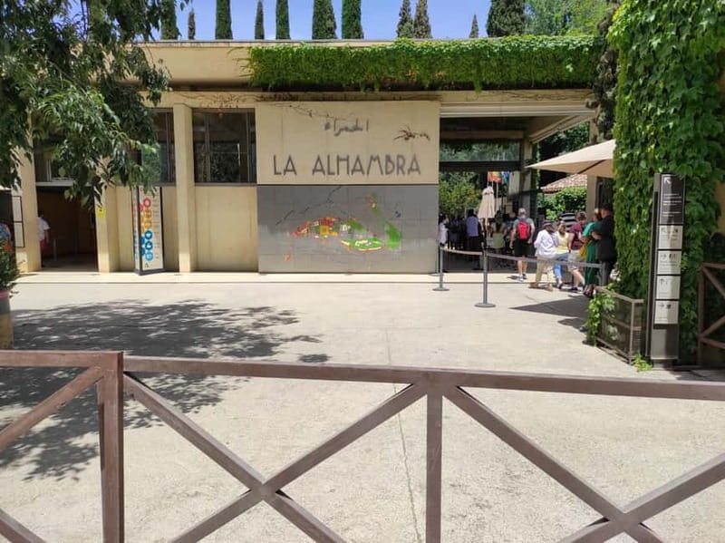 Granada: Gardens of the Alhambra and Generalife Regular Tour - Guide quality, group size, and one audio hiccup to plan for