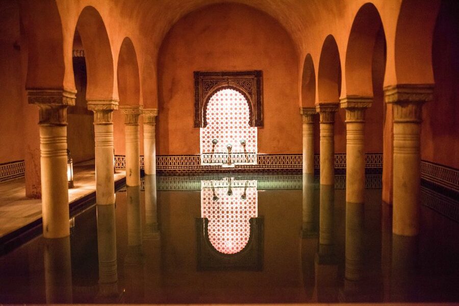Granada: Hammam Al Ándalus with Massage - Facilities that feel designed for comfort: lockers, toiletries, and getting ready