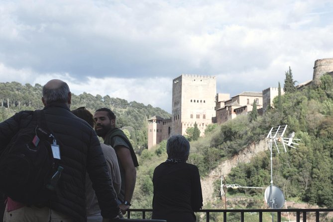 Granada's Hidden Treasures: Albayzin and Sacromonte Walking Tour - Stop 2, Mirador de San Nicolás: The Famous View, Explained