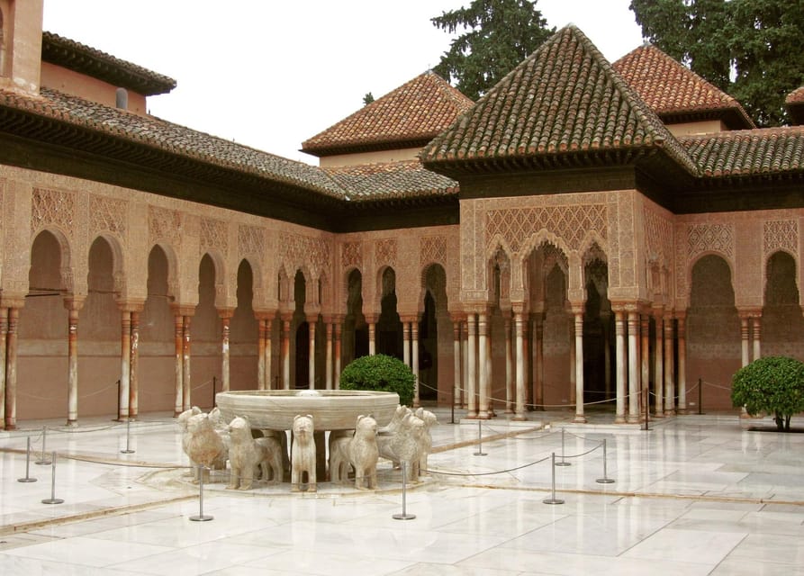 Granada: Tour of Alhambra, Generalife, and Nasrid Palaces - Alcazaba viewpoints and Torre de la Vela photo moments