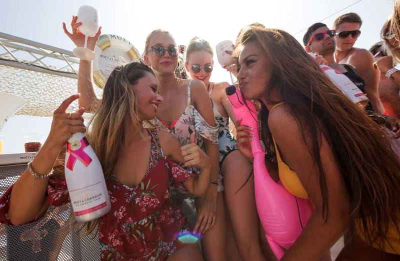 Ibiza: Bottomless Brunch at Ibiza Boat Club with Drinks & DJ - Paella show cooking onboard: what you should expect from the food
