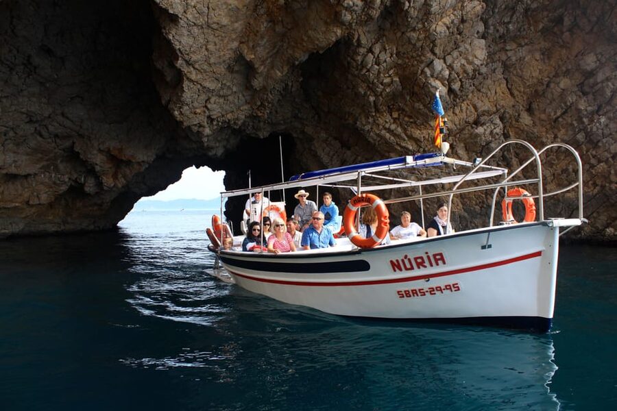 L'Estartit: Boat Trip to the Medes Islands and the NP Caves - Montgrí Natural Park Stops: Photo Views and a Walk on the Wild Side