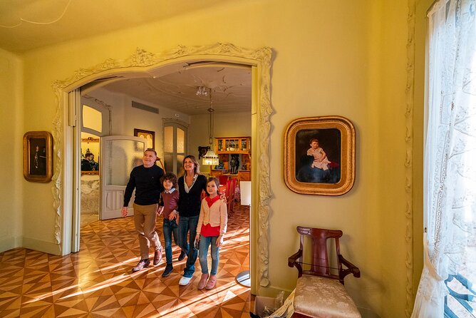 La Pedrera-Casa Mila Admission Ticket with Audioguide - Practical tips to make the most of tight spaces