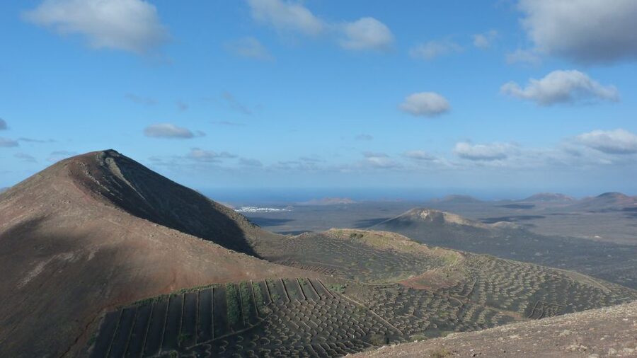 Lanzarote: La Geria Vineyards Hiking Tour - Volcán Gaida and the viewpoint zone: photos, posture, and wind