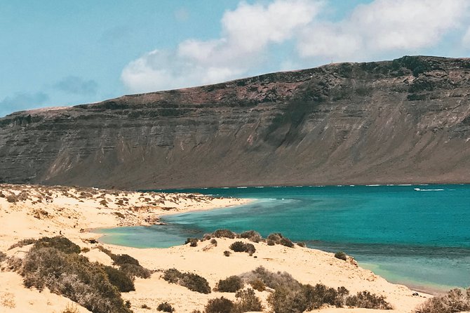 Lanzarote: La Graciosa island cruise with lunch and water activities - Lunch at sea: paella on board plus the drink vibe