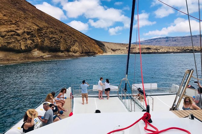 Lanzarote: La Graciosa island cruise with lunch and water activities - Isla de Graciosa offshore: swimming without the rush