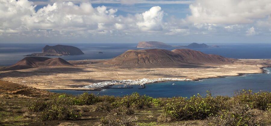 Lanzarote: Return Ferry to La Graciosa with Bus Pickup - Timing That Works: Why the 11:00 AM and 4:00 PM Window Matters