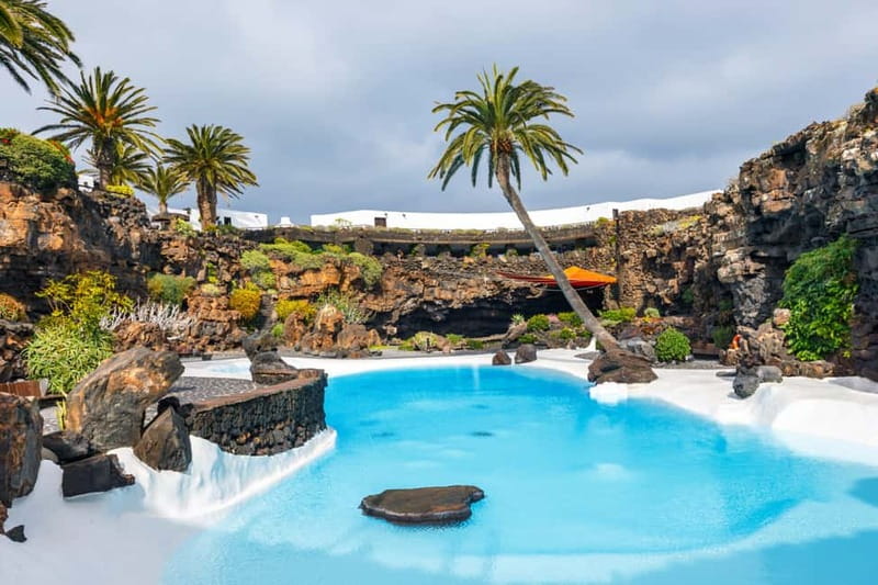 Lanzarote: Timanfaya Park, Jameos Agua, & Cueva Verdes Tour - Stop 2: Cueva de los Verdes, the Green Cave that asks for good footing