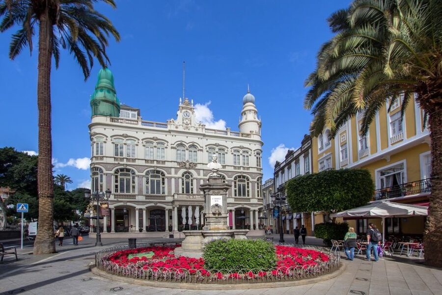 Las Palmas, Botanical Gardens and Bandama Volcano Tour - Las Canteras Beach and Alfredo Kraus area: your payoff by the water