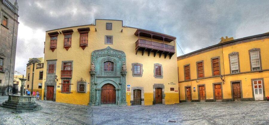 Las Palmas: Private Old City Guided Walking Tour with Tapas - Local stories that explain Las Palmas: colonial days to modern politics