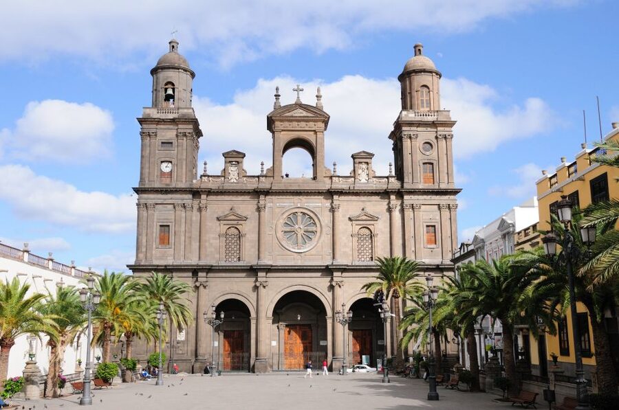Las Palmas: Private Old City Guided Walking Tour with Tapas - Tapas stop at a local cafeteria: what you get and how to make it count