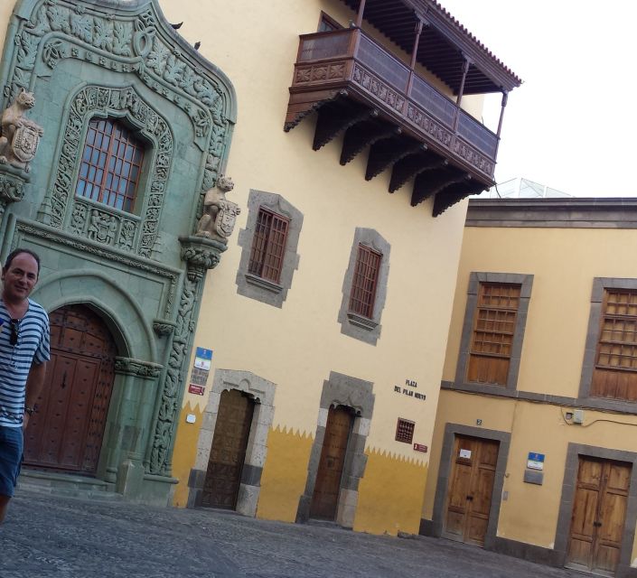 Las Palmas: Private Old City Guided Walking Tour with Tapas - Triana and Vegueta on foot: streets, squares, and photo chances