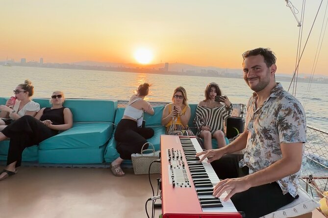 Live Music & Sunset Wooden Boat in Barcelona - Clothing and small practical tips that keep the evening comfortable
