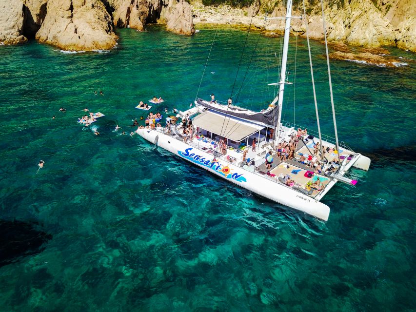 Lloret de Mar: Catamaran Sailing Cruise with BBQ and Drinks - DJ music and the right crowd: morning families, adult afternoons, Saturday celebrations