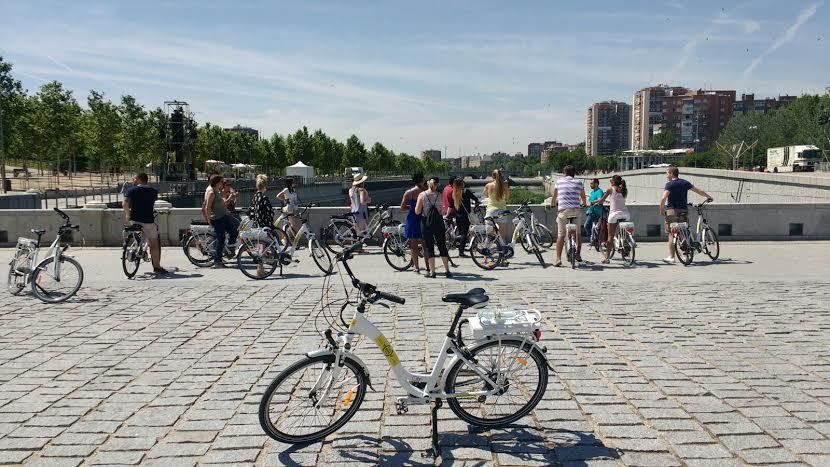 Madrid: 3-Hour Sightseeing Tour by Electric Bike - The opening stretch: from Puerta Cerrada vibes to Toledo street energy