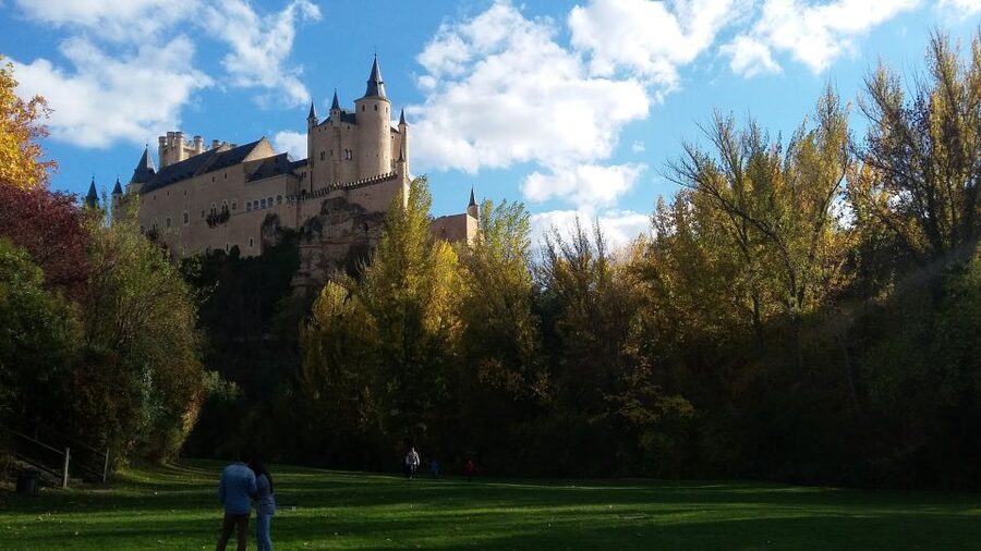 Madrid: Avila and Segovia Day Trip with Tickets to Monuments - Segovia’s squares and house details: Casa de los Picos and plazas