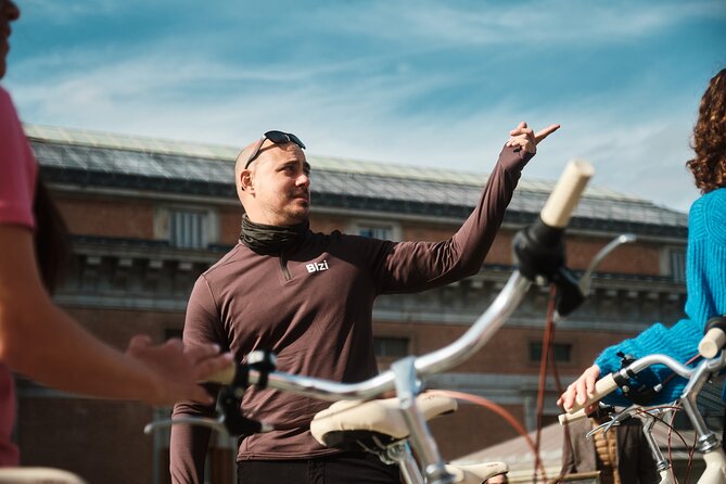 Madrid: City Highlights Guided Vintage Bike Tour - Vintage bikes, helmets, and the e-bike decision