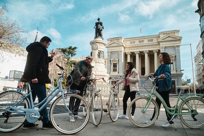Madrid: City Highlights Guided Vintage Bike Tour - Meeting point and getting oriented fast
