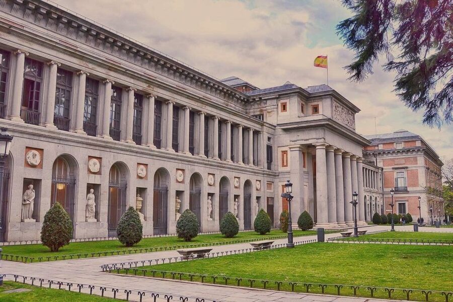 Madrid: El Prado Museum and the Royal Palace Guided Tour - Viewpoint stop: the short pause that helps you reset