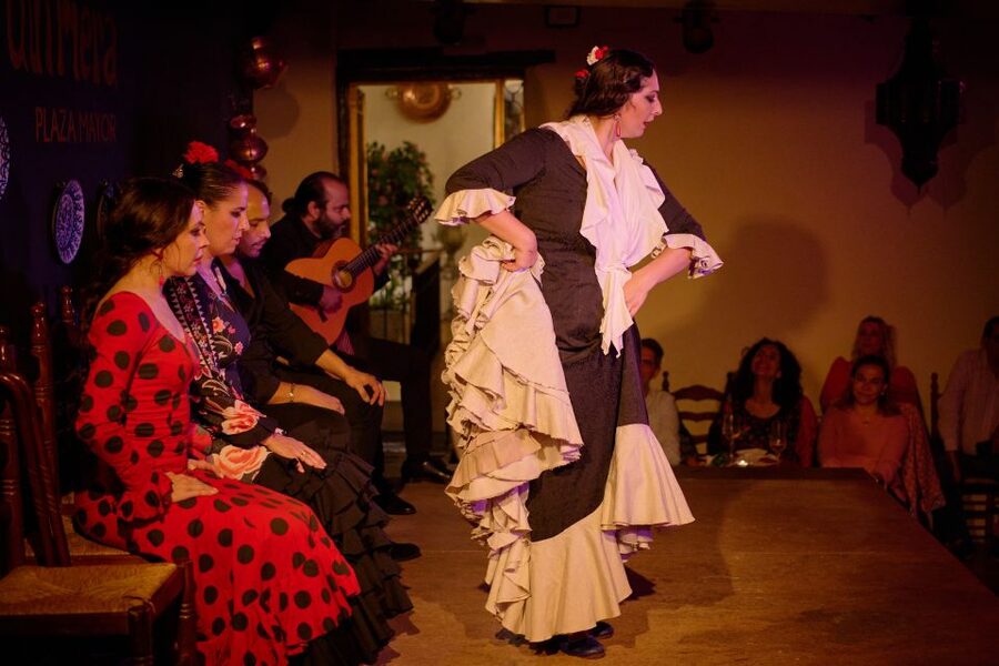 Madrid: Flamenco Show La Quimera with Drinks & Dinner Option - Improvisation, duende, and why the guitar drives everything