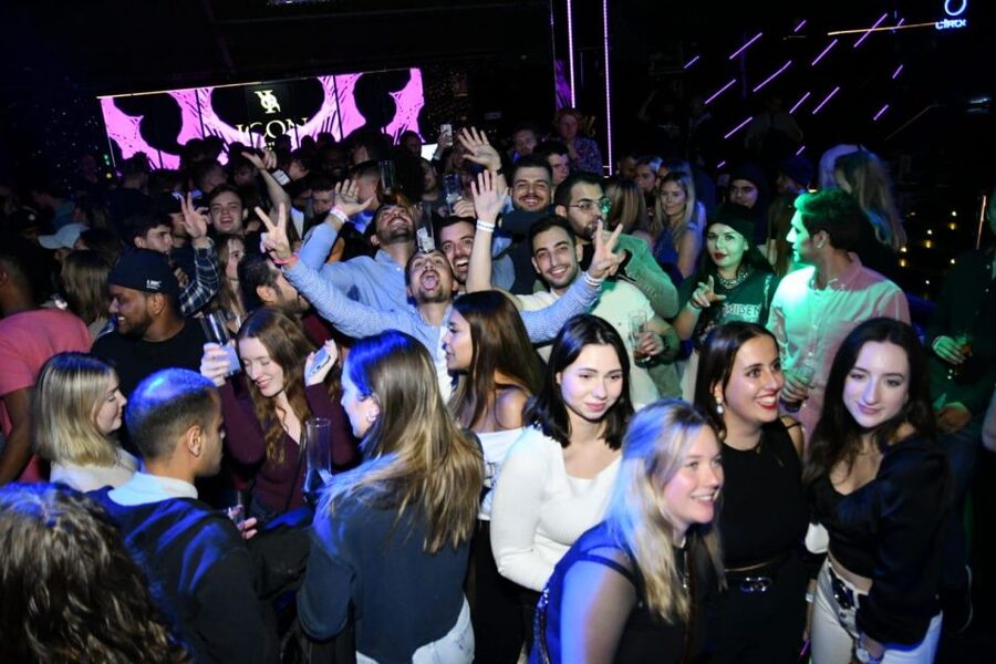 Madrid: Guided Pub Crawl Madrid Experience and Club Entry - Dress code and entry rules: the one thing you cannot wing
