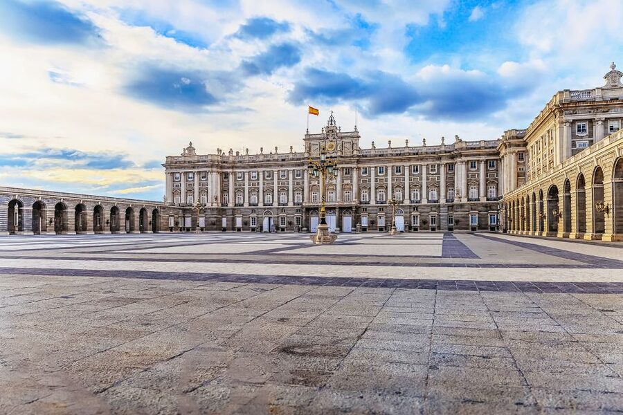 Madrid: Guided Tour of the Royal Palace with Fast Access - The small-group advantage: 8 people changes the whole feel
