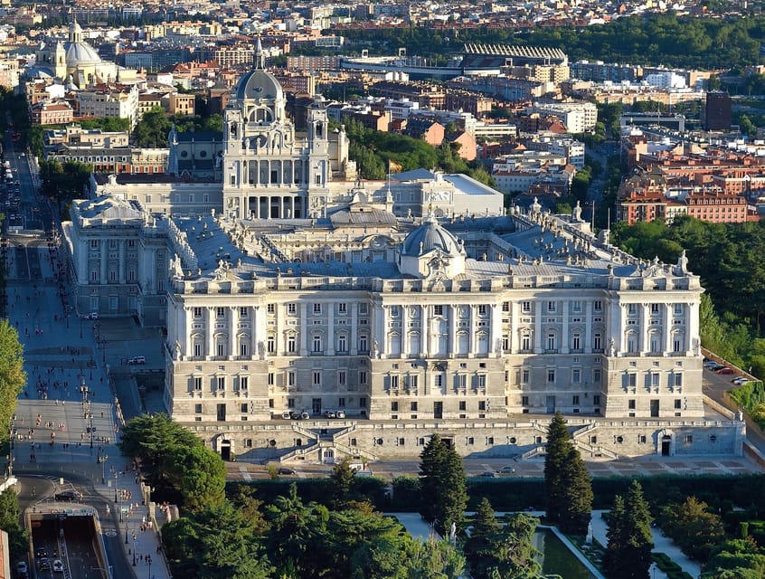 Madrid: Guided Tour of the Royal Palace with Fast Access - Guides you might meet, and what stands out about their style