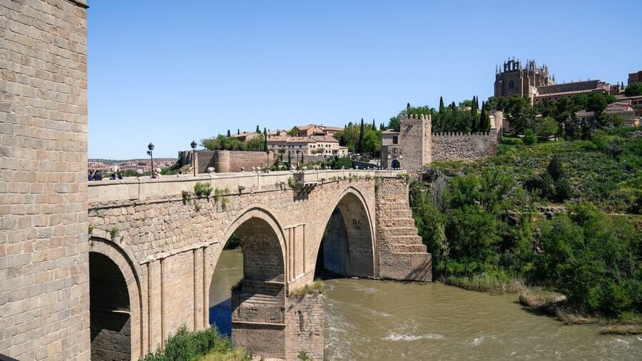 Madrid: Guided Tour of Toledo with Cathedral Visit - Getting From Central Madrid to Toledo (Then Back Again)