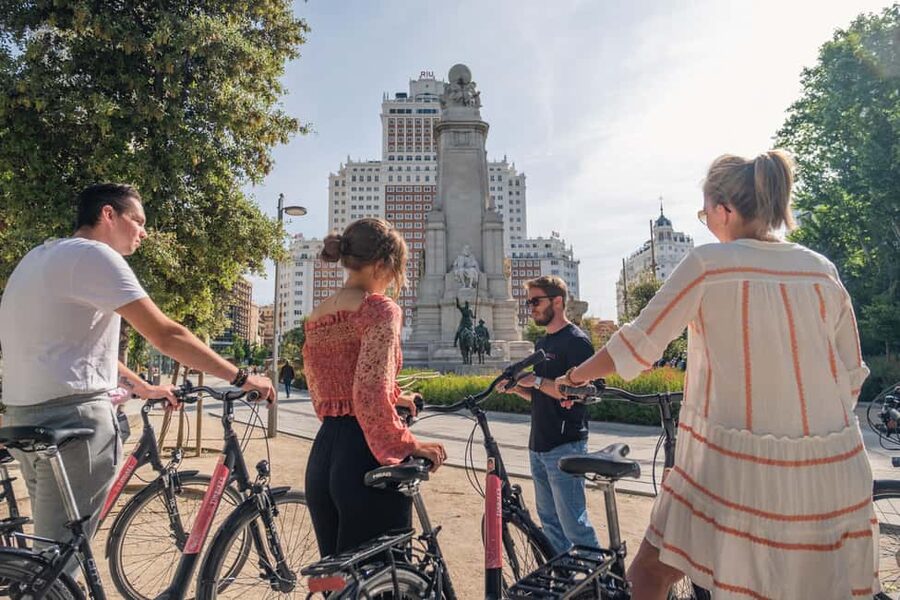 Madrid: Highlights Bike Tour with Optional E-Bike or Tapas - Key highlights you will feel right away