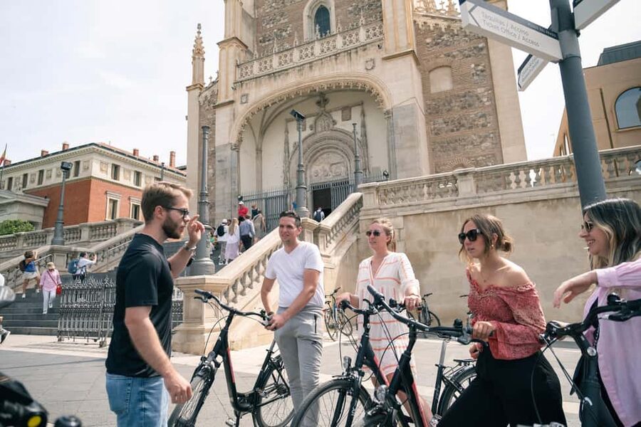 Madrid: Highlights Bike Tour with Optional E-Bike or Tapas - Retiro Park: the longer break that makes the whole day feel easier