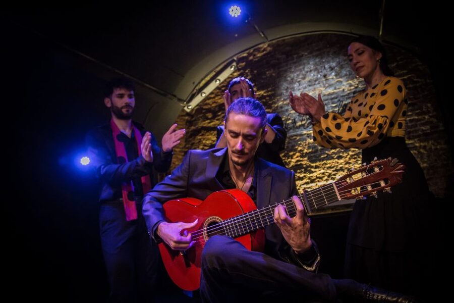 Madrid: La Cueva de Lola Flamenco Show Tickets with Drink - Your one-hour show: how the singing, guitar, and dancing play off each other