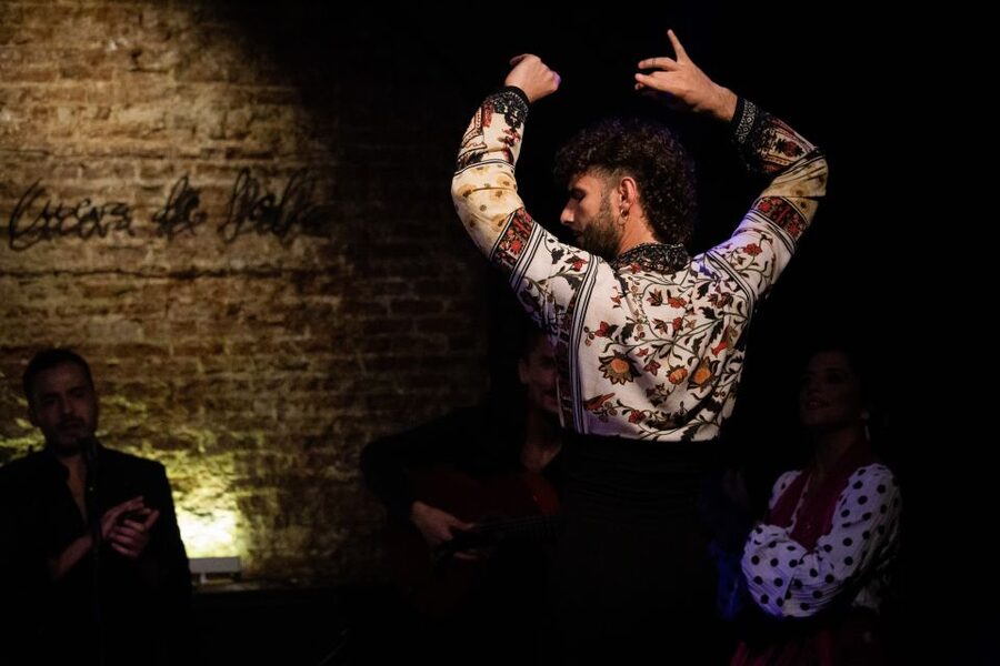 Madrid: La Cueva de Lola Flamenco Show Tickets with Drink - Seats and sightlines: why booking order matters in a small cave room
