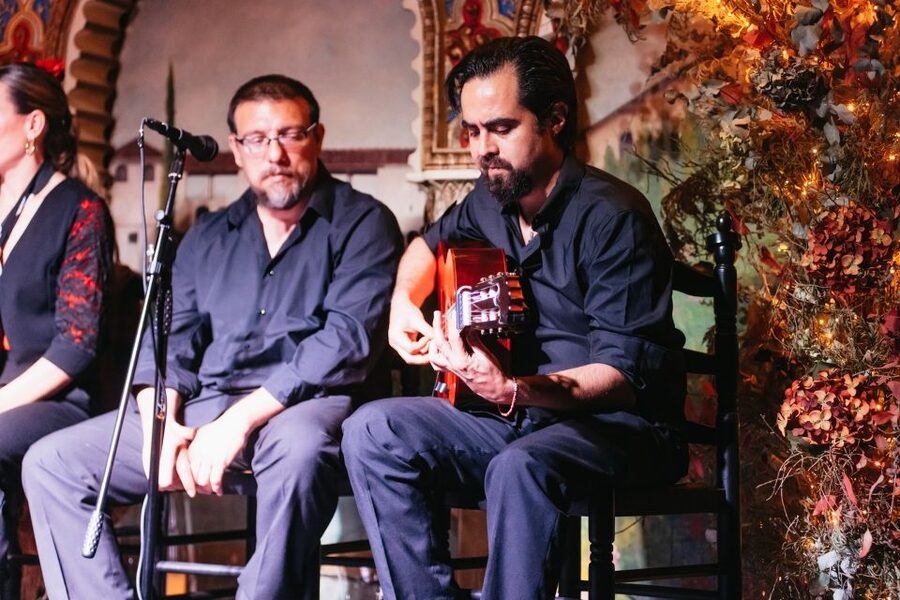 Madrid: Live Flamenco Show with Food and Drinks Options - Getting the Most Out of Your Seats and Your Phone