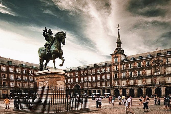 Madrid Old City Guided Exclusive Guided Walking Tour - Puerta Cerrada to Arco de Cuchilleros, the old city as a vertical story
