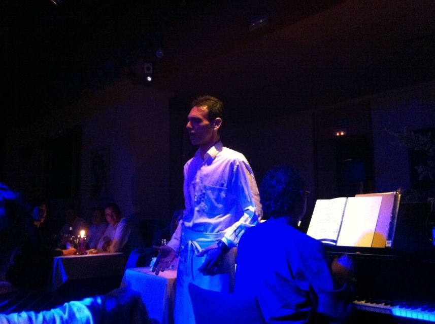 Madrid: Opera and Zarzuela Show and Dinner - Drinks, celebration moments, and that family-like vibe