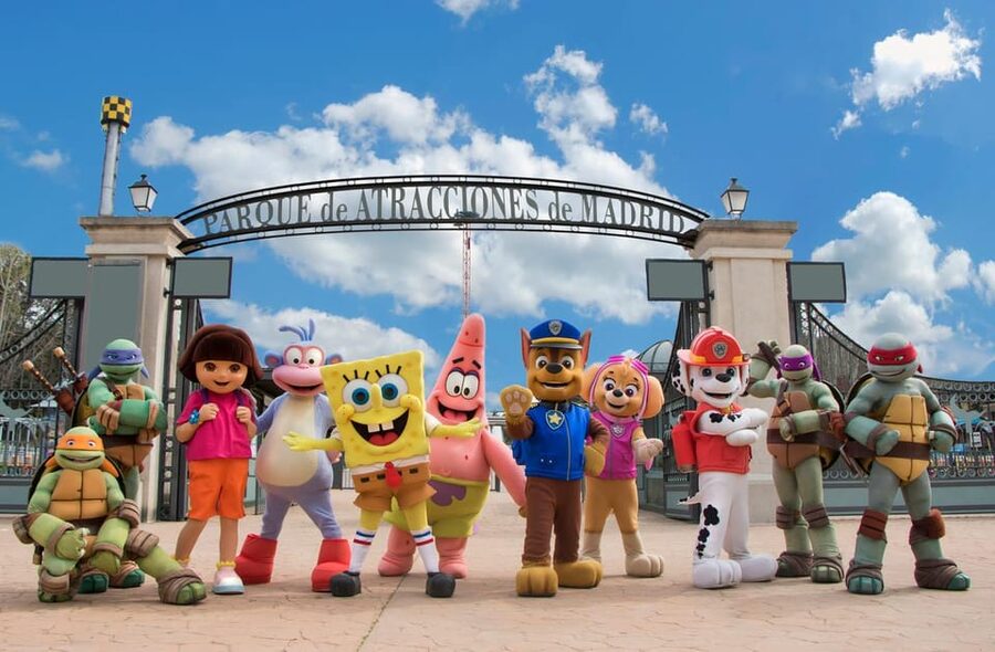 Madrid: Parque de Atracciones de Madrid Entry Ticket - Shows, street performances, and seasonal extras that change your day