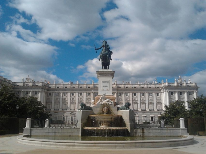 Madrid: Royal Palace and Almudena Cathedral Small-Group Tour - Crossing Plaza de la Armería to the Royal Palace