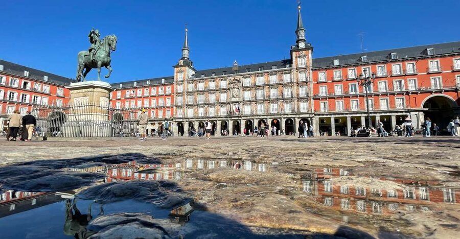 Madrid: Royal Palace Entry Ticket and Small Group Tour - The walk through Madrid: context before the doors